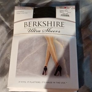 Berkshire ultra sheer sandal foot color is fantasy black size is 4